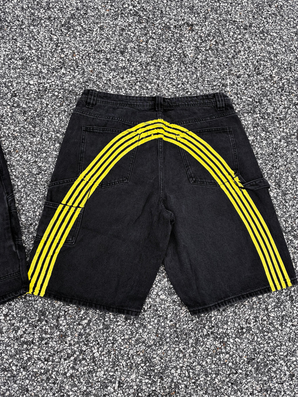HAVINCEO BLACK AND YELLOW CURVE JORTS